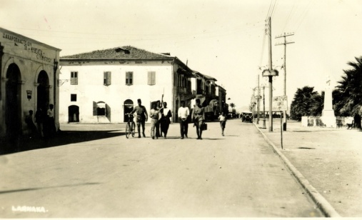 Μέσα από την λεωφόρο Αθηνών -λεωφόρος Μαρίνας τότε- κατάδικοι οδηγούνται στο Κάστρο για εκτέλεση. 